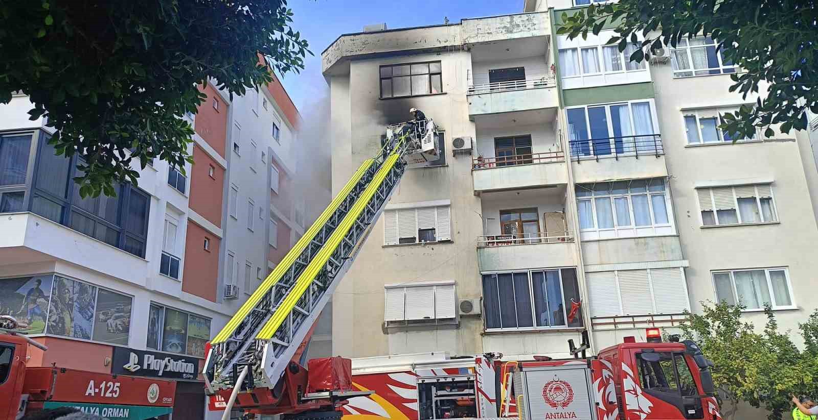 Antalya’da apartman yangını
