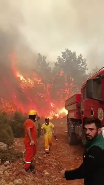 Antalya’da ekipler alevlerin arasında kalmaktan son anda kurtuldu

