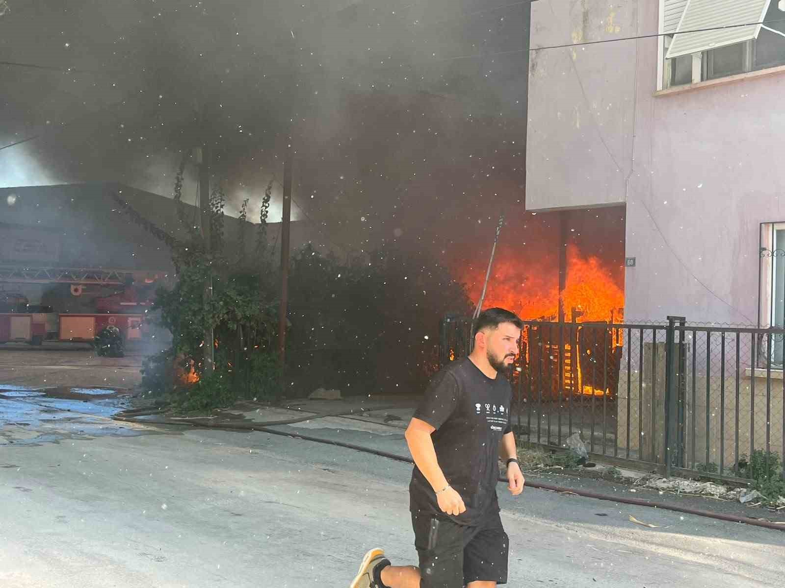 Antalya’da ev ve depo yangını
