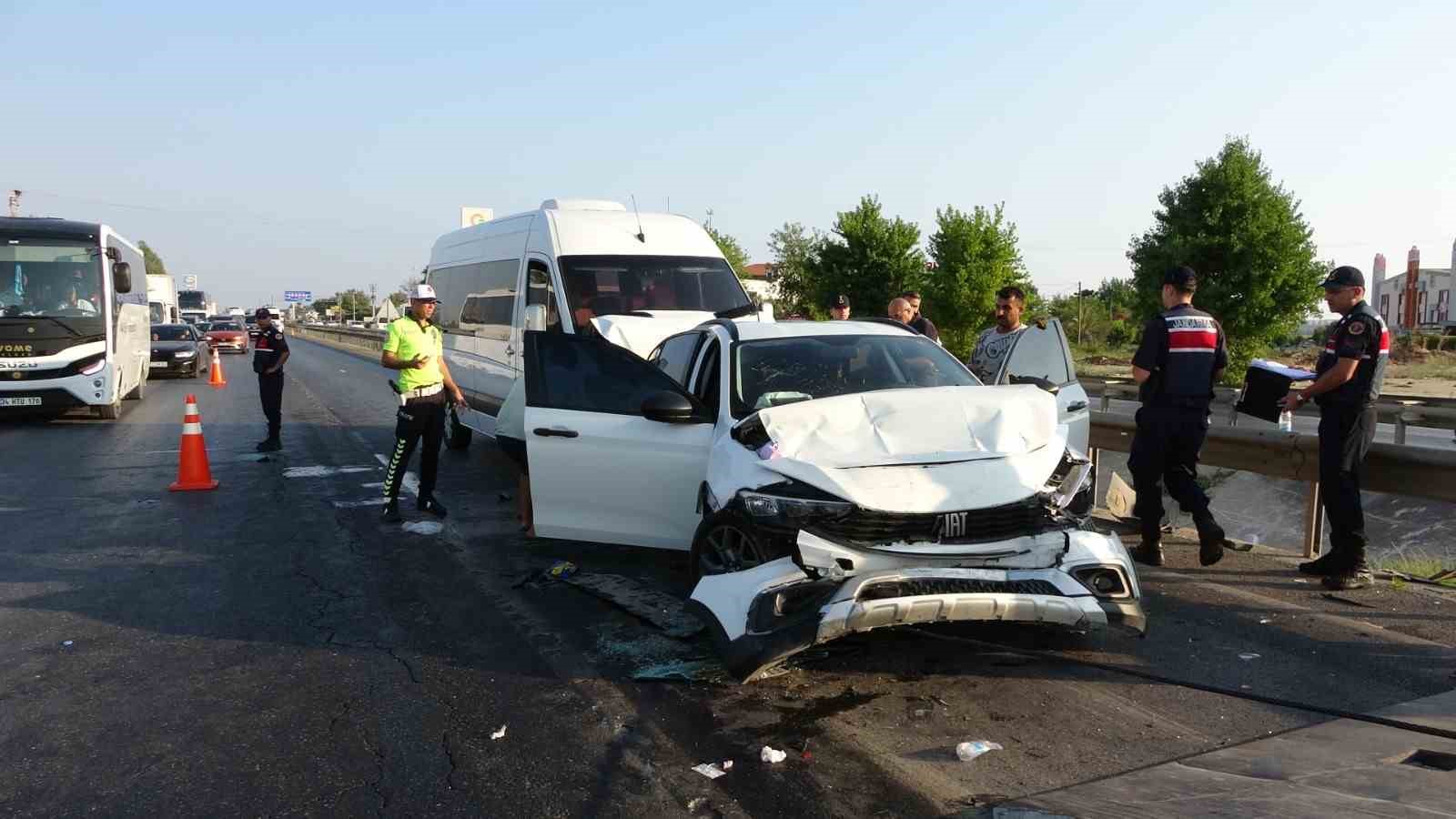 Antalya’da feci kazada ortalık savaş alanına döndü: 17 yaralı
