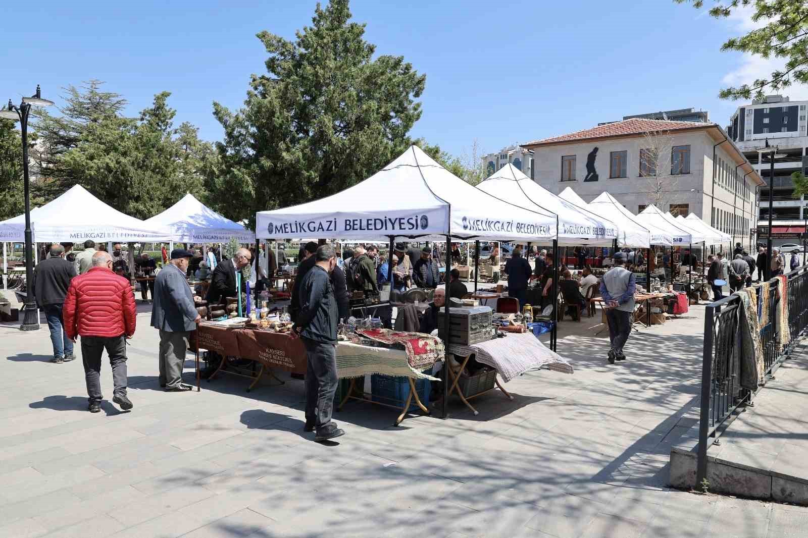 Antika Pazarı koleksiyonerleri bir araya geldi

