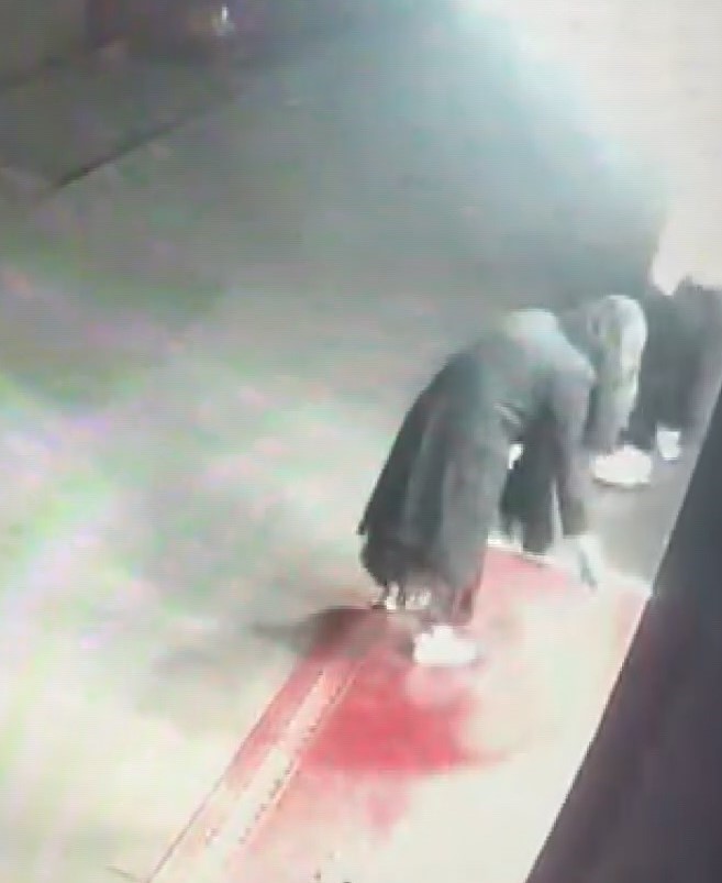 Apartmanda büyü paniği: Karanlıkta gelip idrar ve toz döktüler
