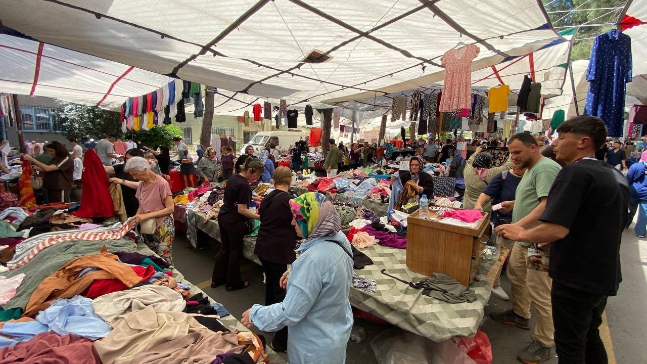 Arife günü pazarda bayramlık hareketliliği esnafın yüzünü güldürdü
