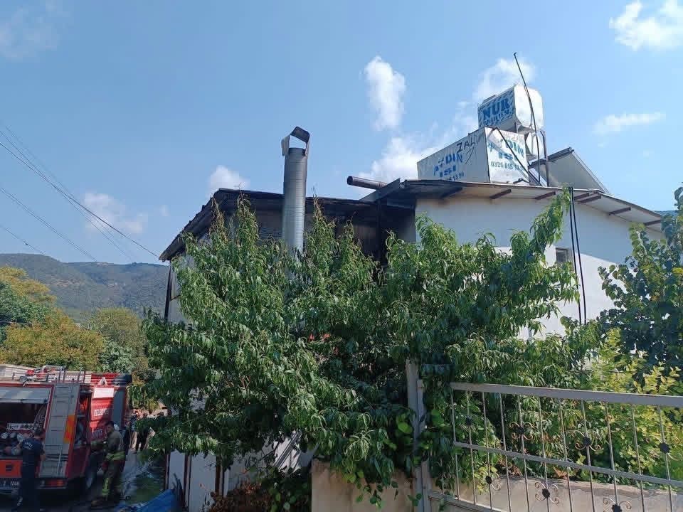 Arsuz’da ev yangını büyümeden söndürüldü
