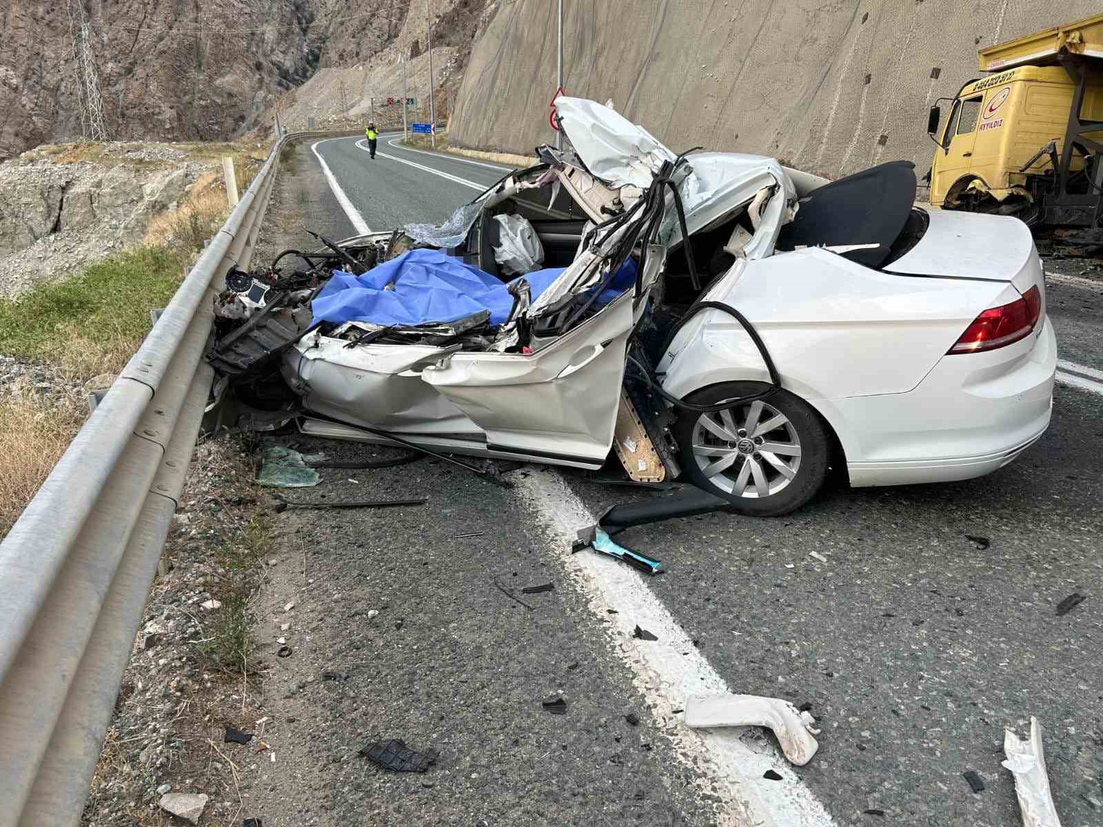 Artvin-Erzurum kara yolunda otomobil kamyonla çarpıştı: 1 ölü
