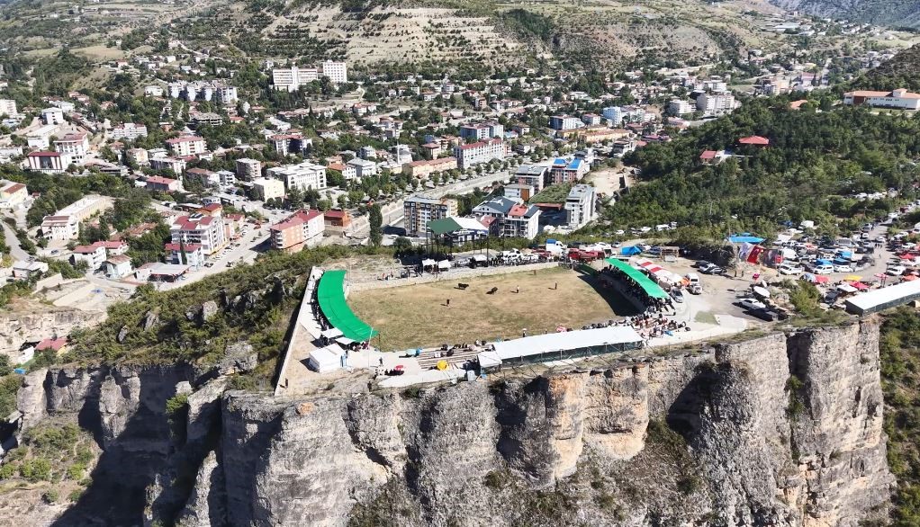 Artvin’de 250 metre yükseklikteki arenada yılın son boğa güreşleri yapıldı
