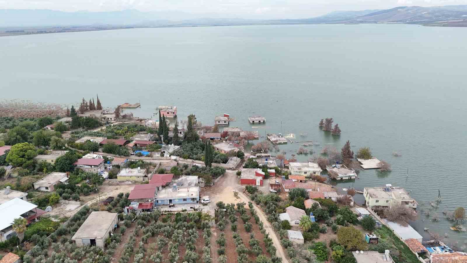 Aşırı yağışlarla birlikte sular altında kalan köy olta balıkçılarının uğrak noktası oldu
