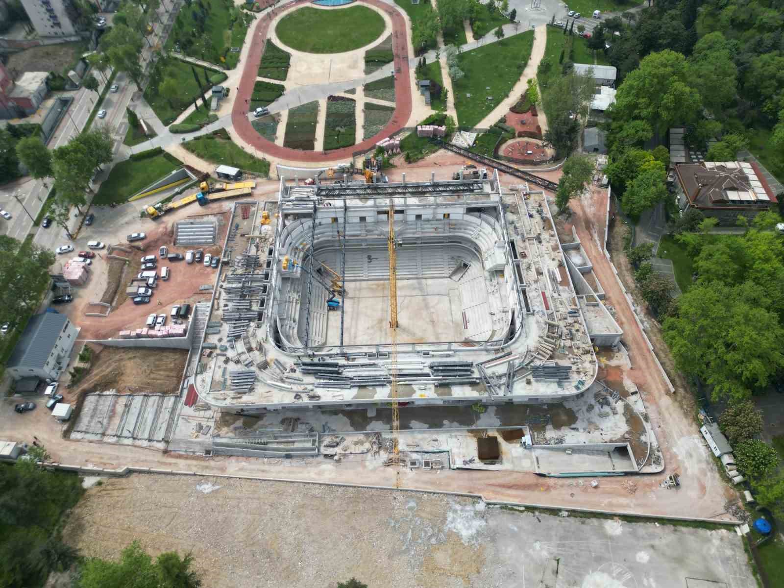 Atatürk Spor Salonu hızla yükseliyor
