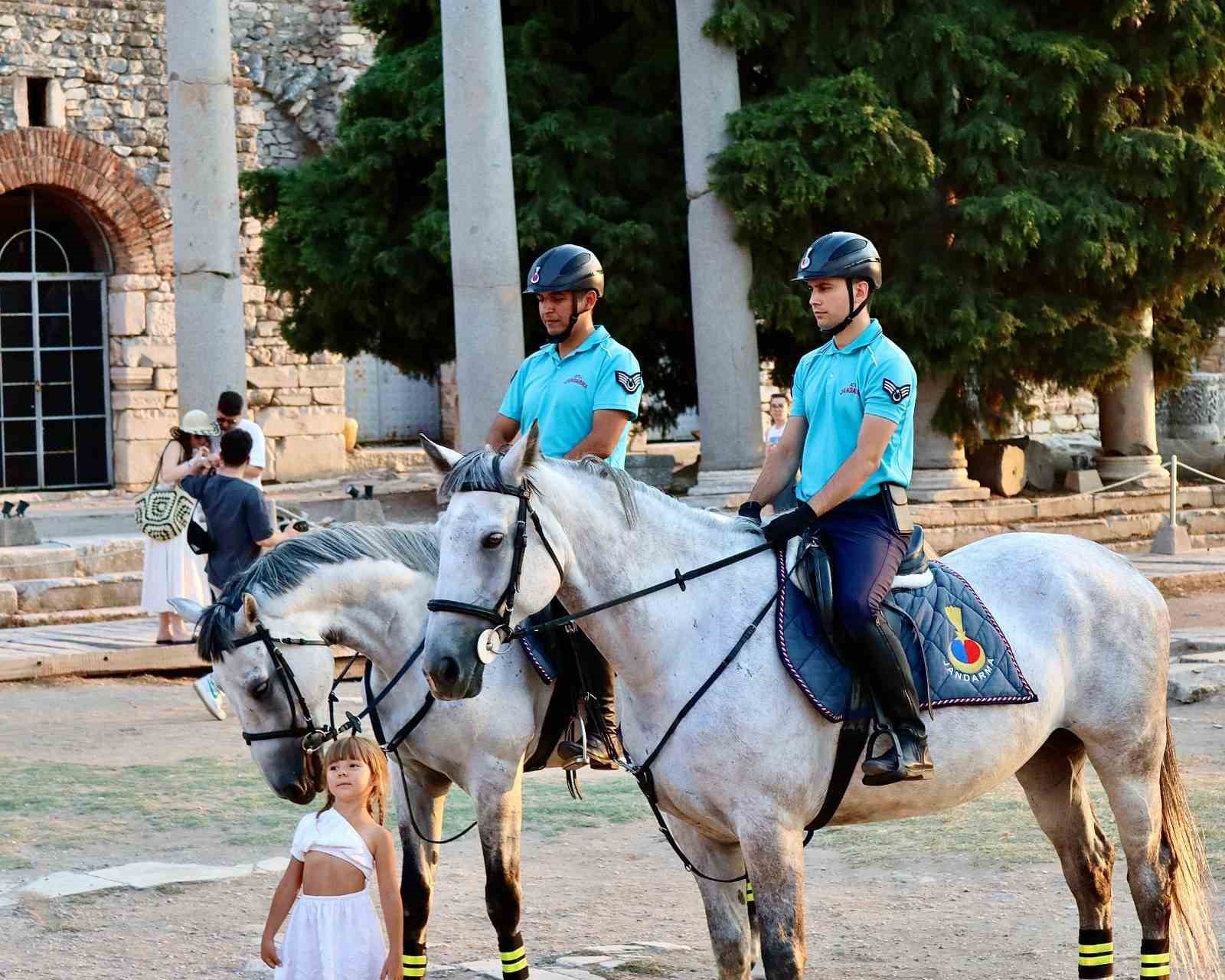 Atlı jandarma birlikleri sahillerde ve turistik bölgelerde görev başında
