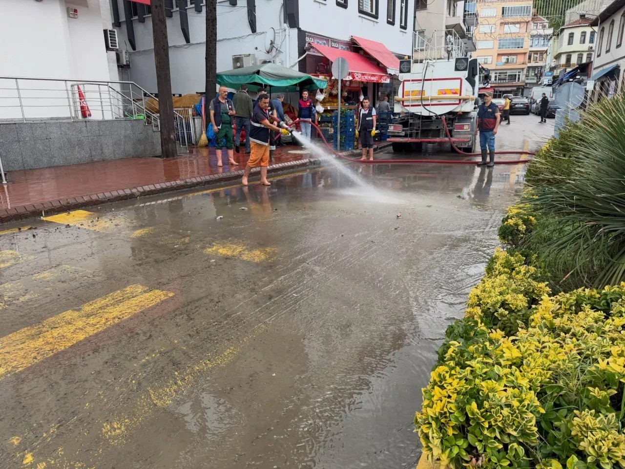 Ayancık’ta yoğun yağış sonrası temizlik çalışması
