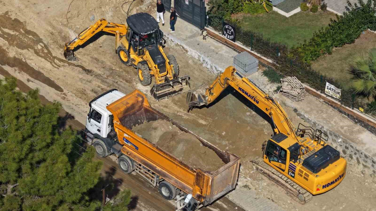 Aydın Büyükşehir Belediyesi Kuşadası’ndaki yol çalışmalarını sürdürüyor
