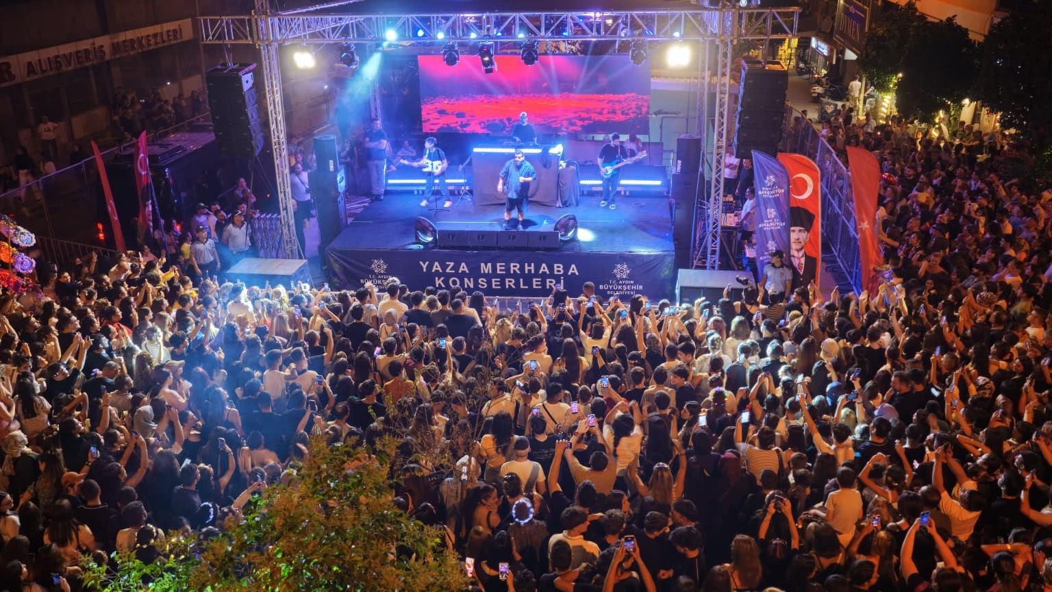 Aydın Büyükşehir Belediyesi Nazillili vatandaşları yaz konserinde buluşturdu
