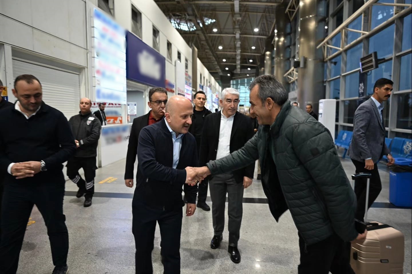Aydın Valisi Varol, otobüs terminalinde yolcularla buluştu
