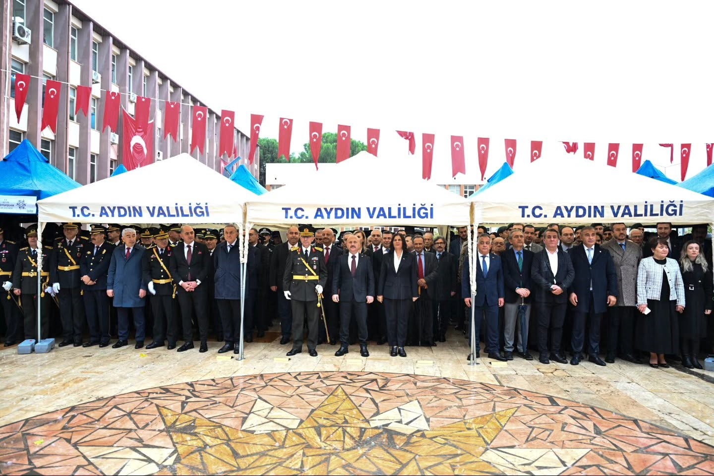 Aydın’da 29 Ekim kutlamaları çelenk sunumuyla başladı
