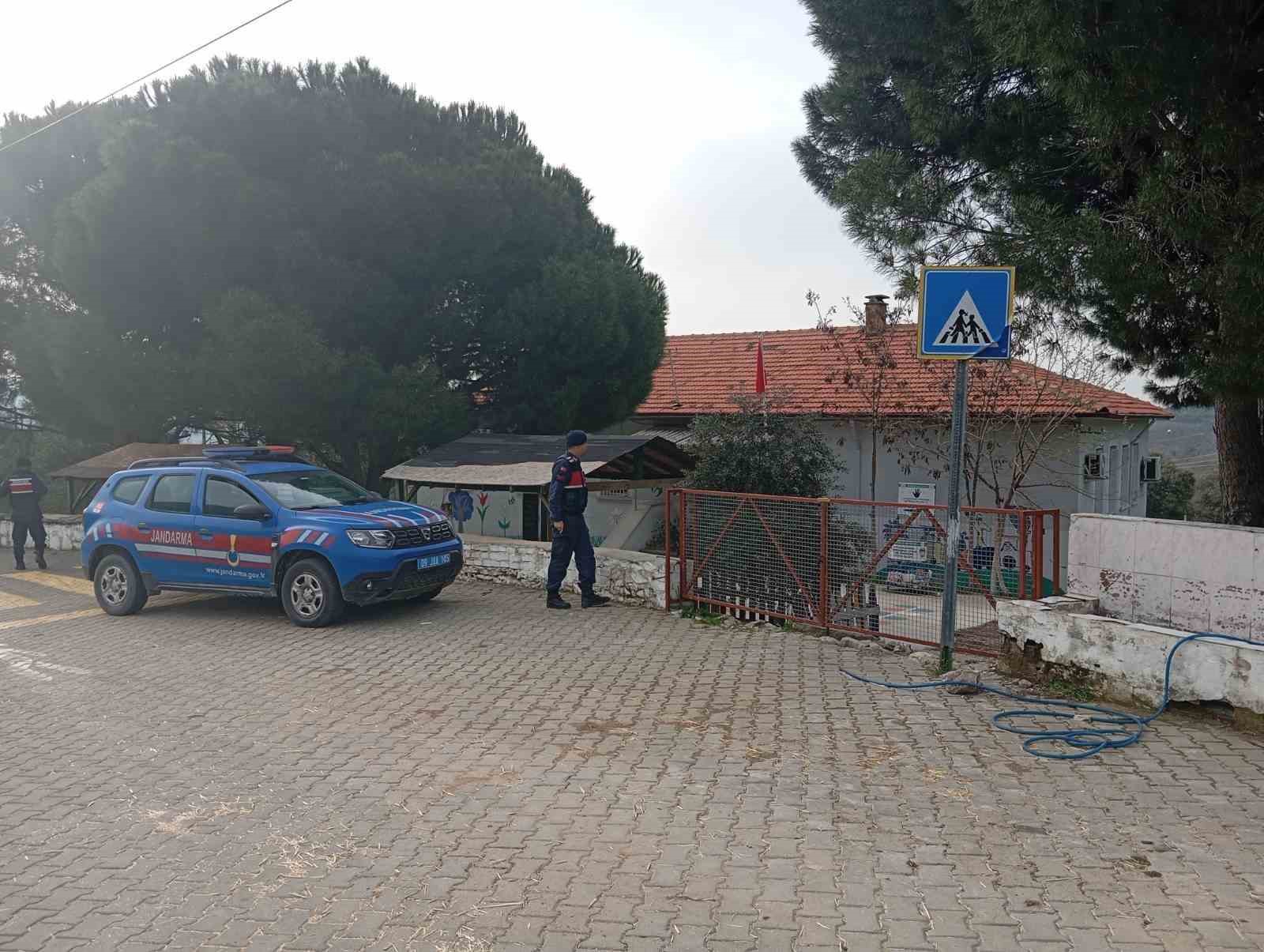 Aydın’da jandarma ekipleri okul önlerindeki güvenlik tedbirlerini arttırdı
