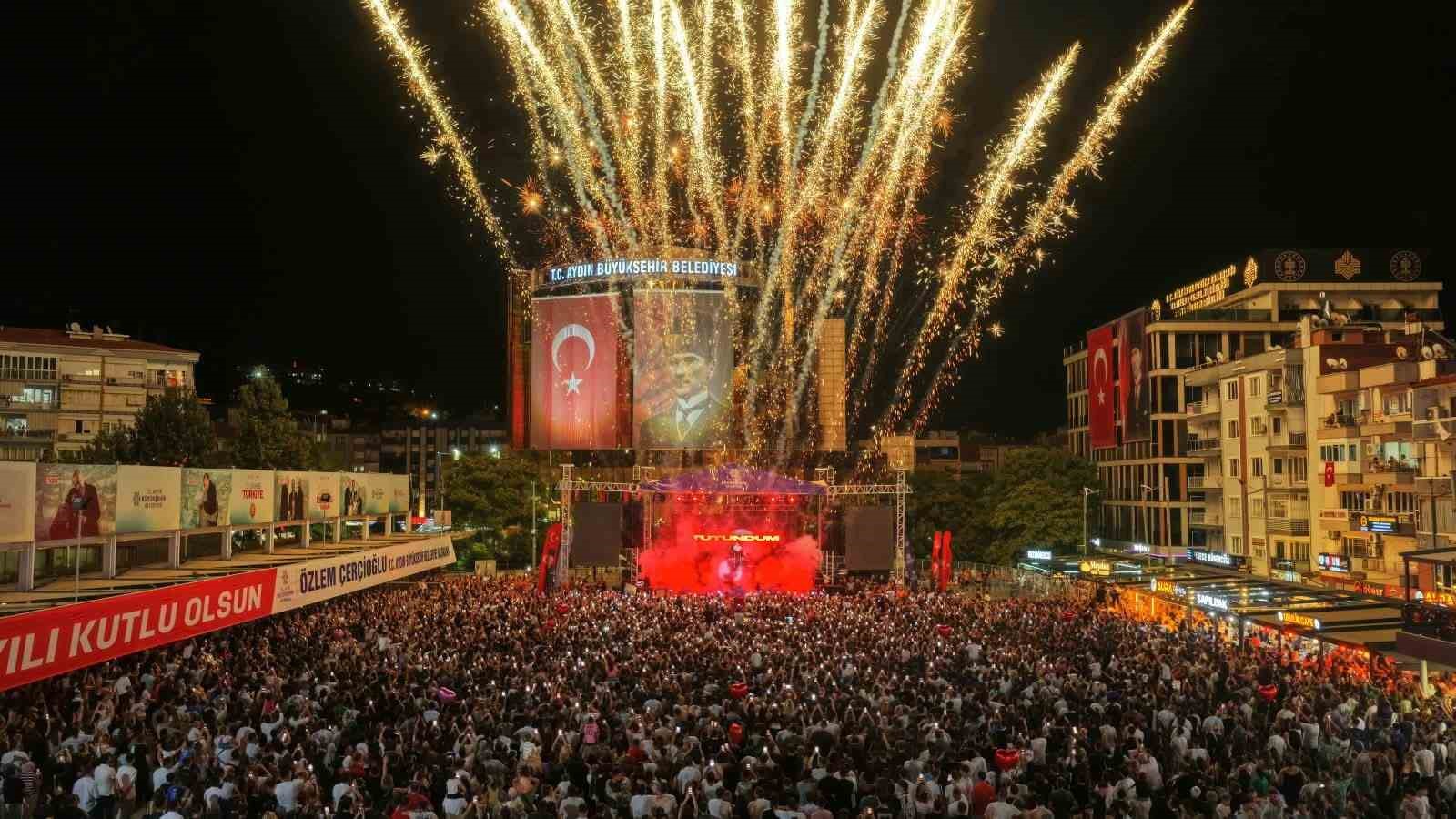 Aydın’ın kurtuluş coşkusu Atatürk Kent Meydanı’na sığmadı
