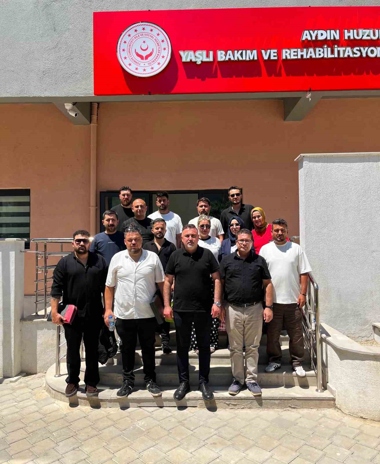 Aydınlı berber ve kuaförlerden huzurevi sakinlerine gönül dokunuşu
