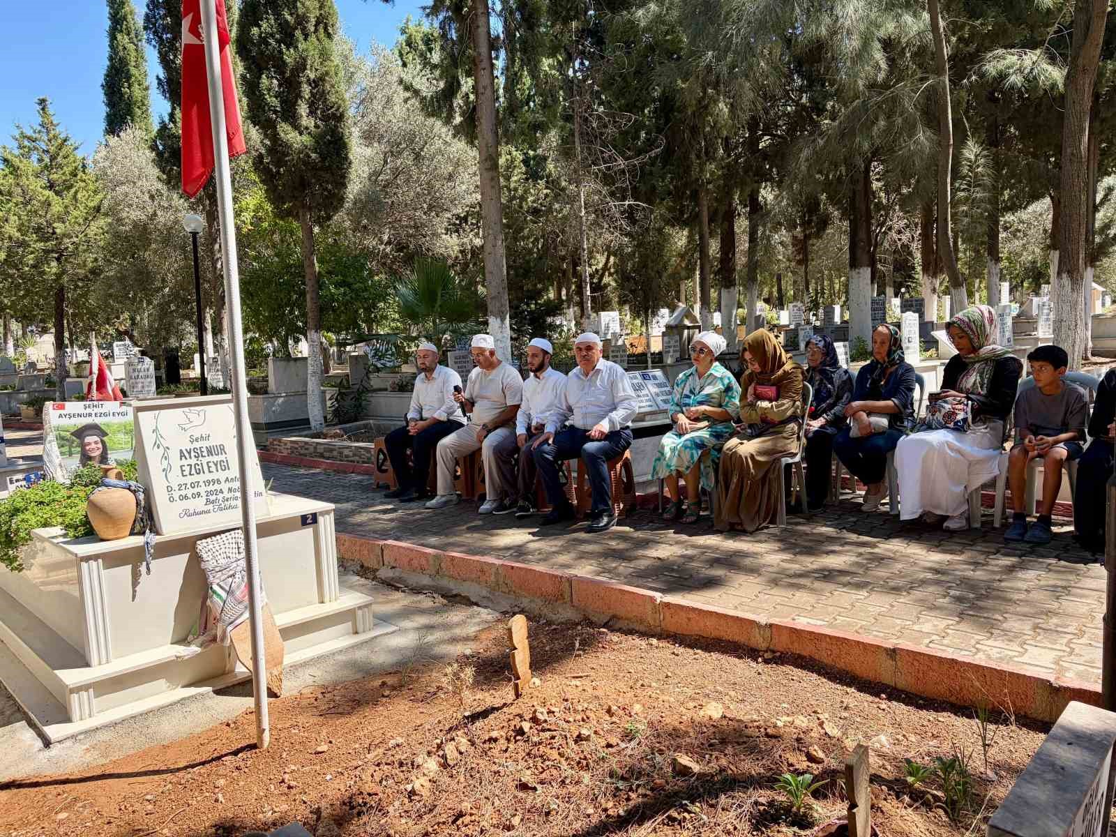 Ayşenur Ezgi Eygi vefatının ikinci yılında mezarı başında dualarla anıldı

