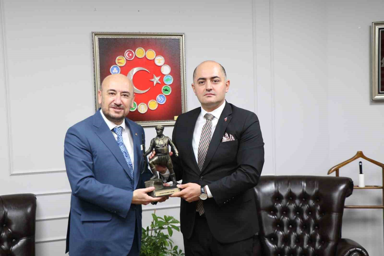 AYTO’dan Başsavcı Arısoy’a Aydın inciri ve efe hediyesi
