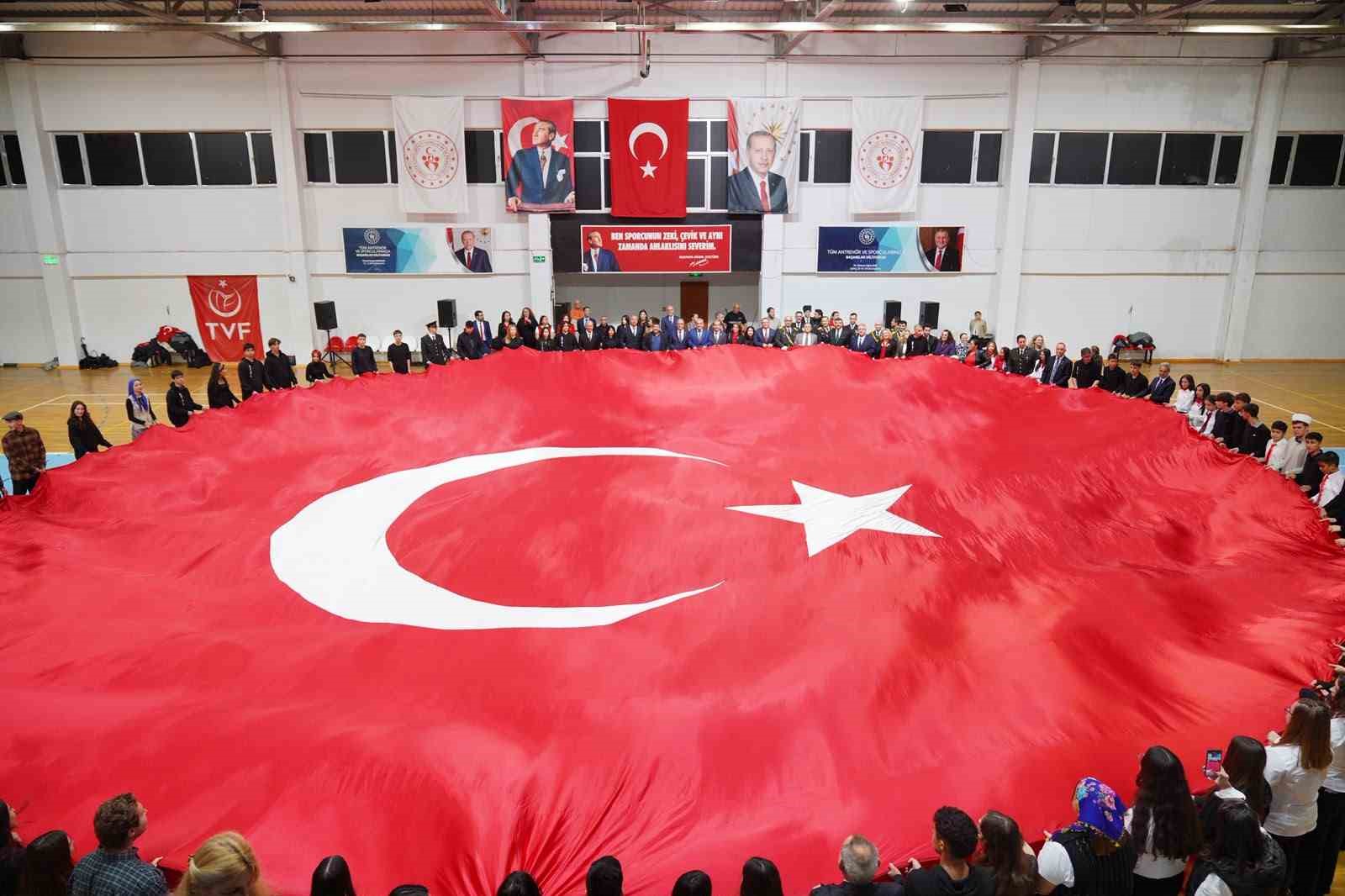 Ayvalık’ta Cumhuriyet coşkusu salonlara sığmadı
