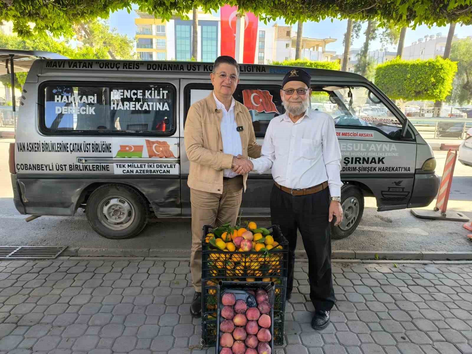 Bahçesini don vuran ’Elmacı Dede’, Hatay’dan yüklediği mandalinaları Mehmetçiğe götürmek için yola çıktı
