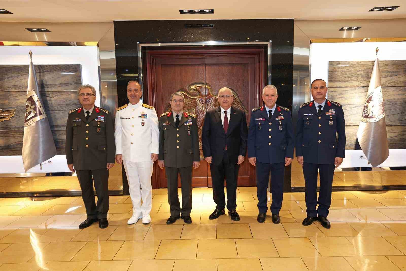 Bakan Güler, Hava Kuvvetleri Komutanlığında devir teslim törenine katıldı
