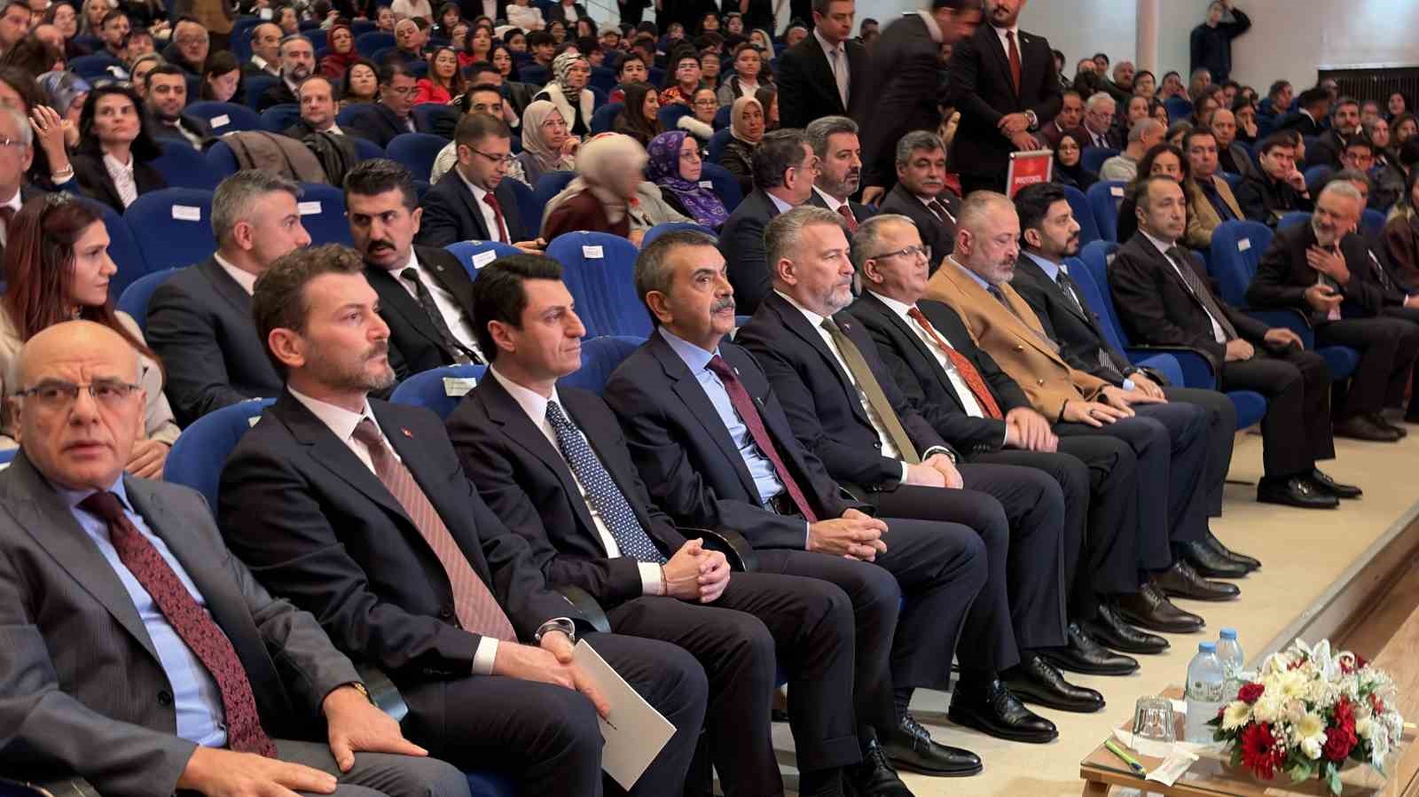 Bakan Tekin: "EBA’yı dünyanın en büyük eğitim içerik portallarından bir tanesi olmak üzere kurguladık"
