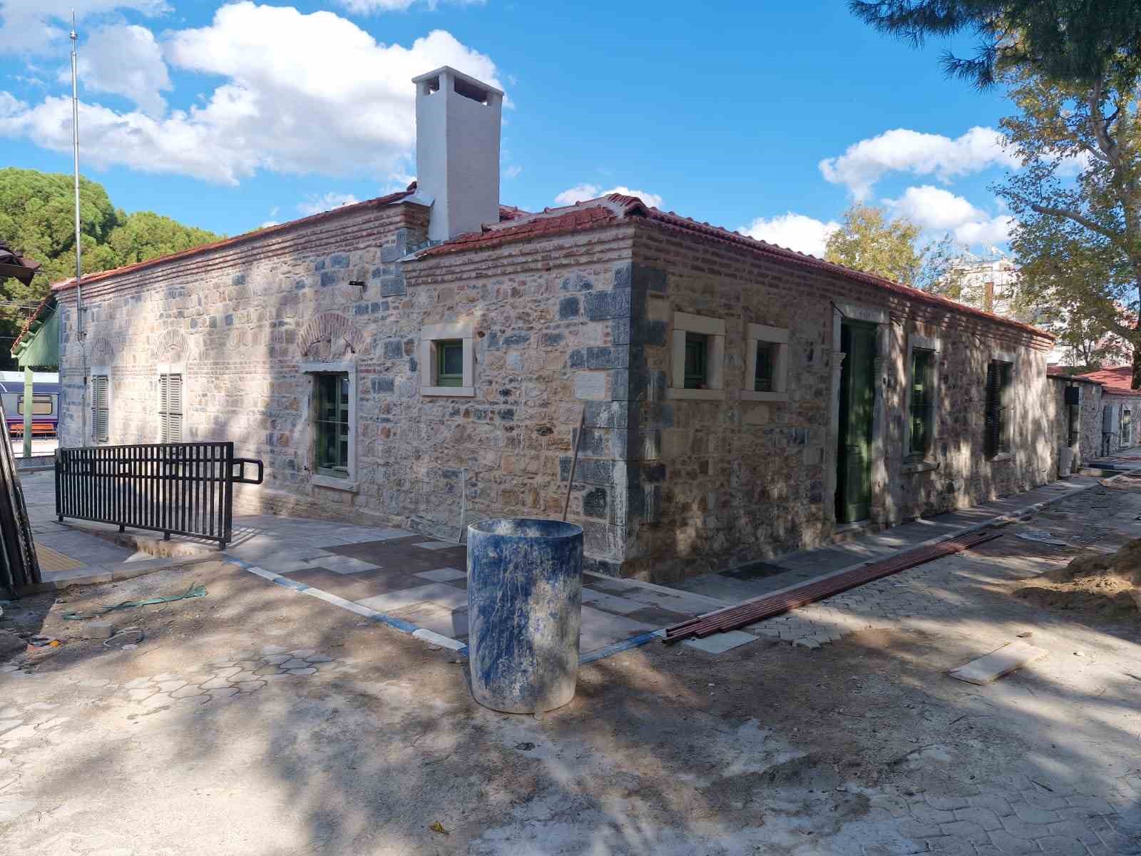 Bakan Uraloğlu: "60 Gar ve istasyonumuzu hem tarihi kimliğini koruyarak hem de modern ihtiyaçlara uygun hale getirerek yeniledik"
