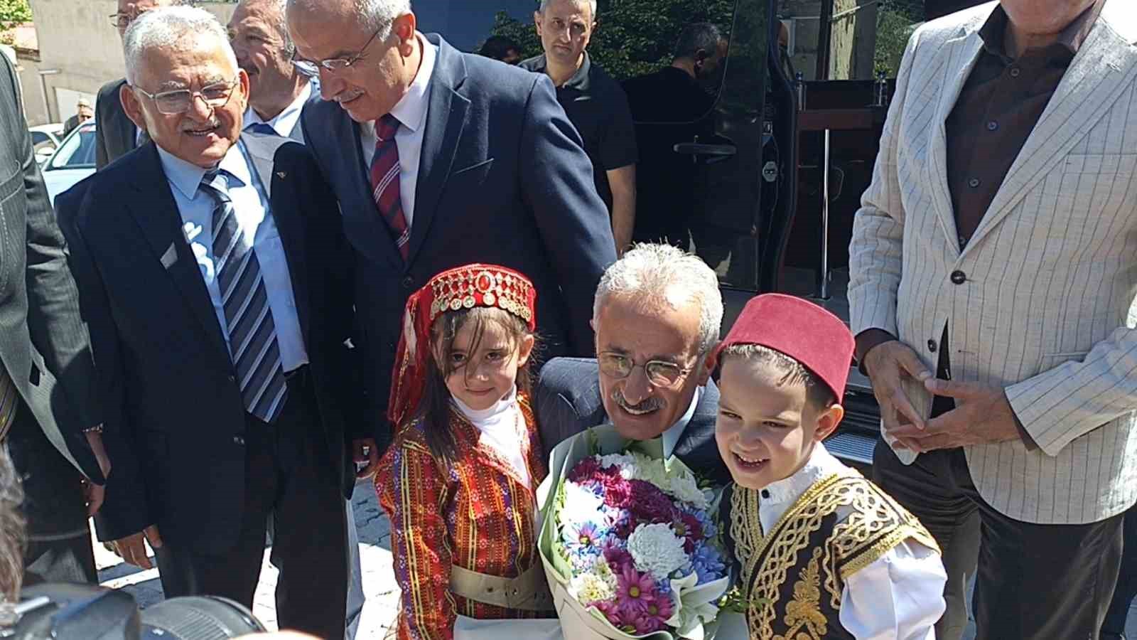 Bakan Uraloğlu, "En iyi yaptığımız iş insanların gönlüne köprü kurmak"
