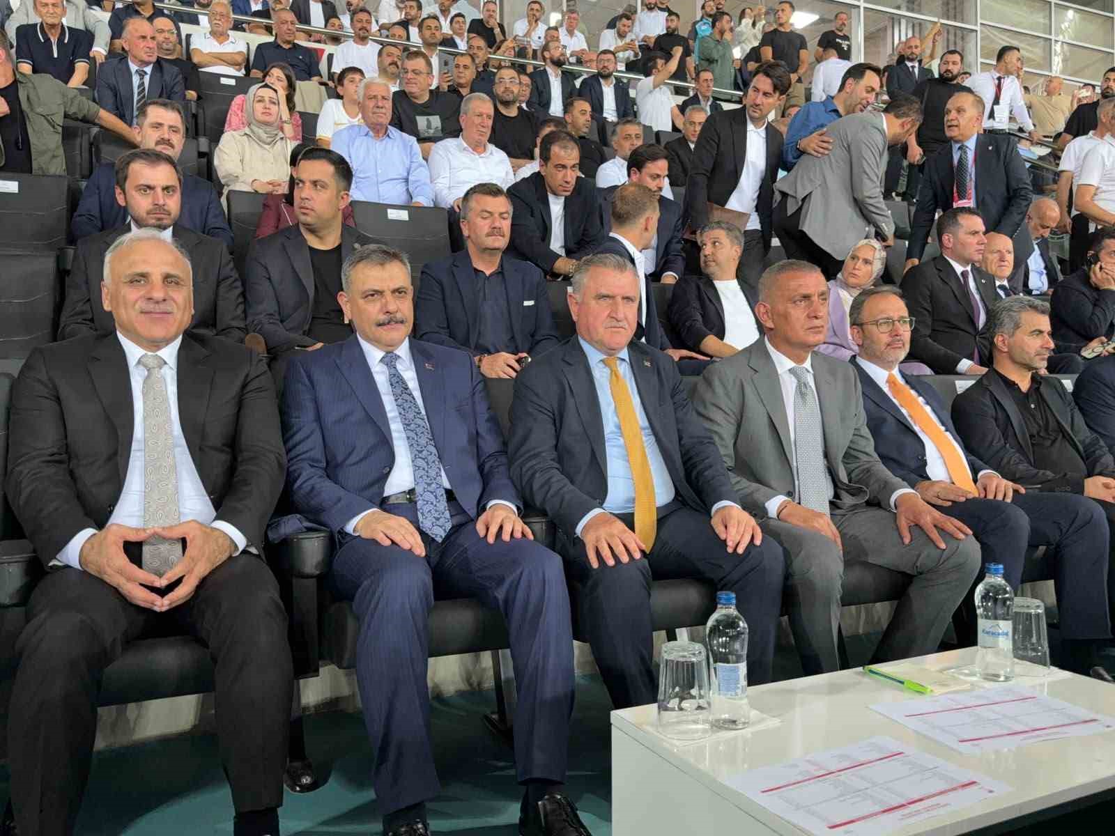 Bakanlar ve TFF Başkanı Amedspor-Erzurumspor maçını tribünde takip etti
