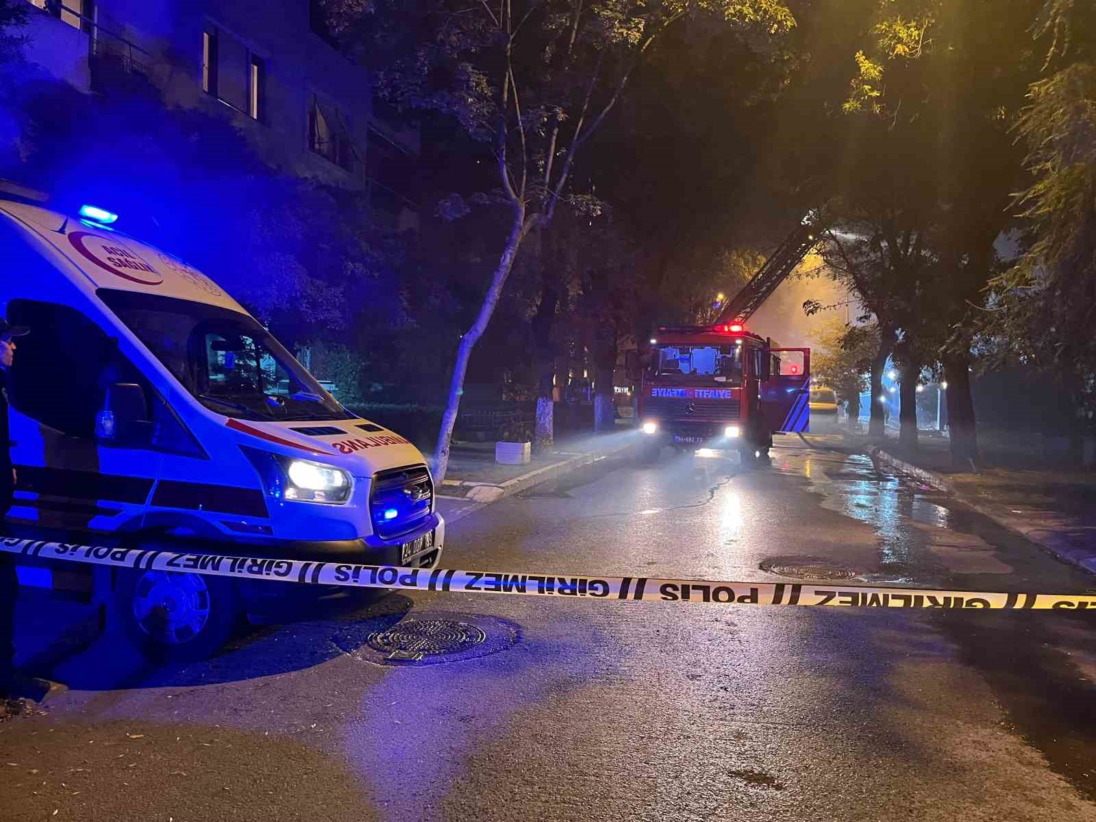 Bakırköy’de 4 katlı metruk binanın çatısı alevlere teslim oldu
