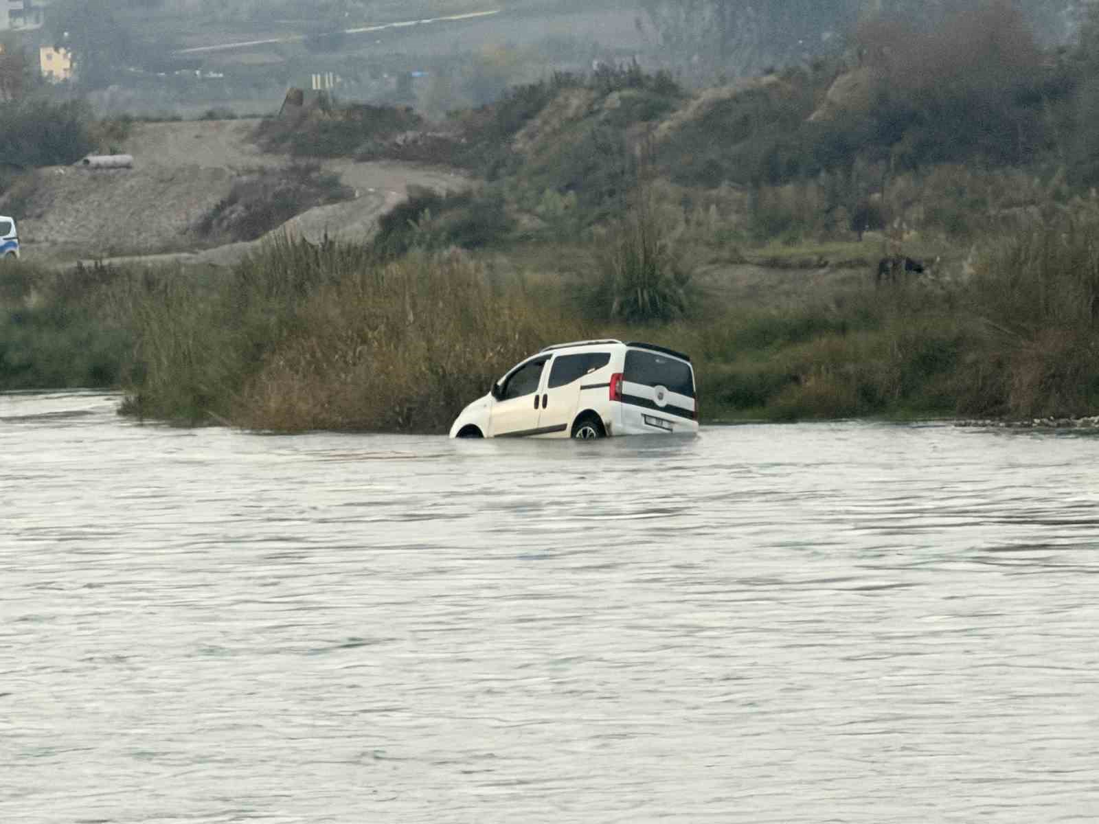 Balık tutmaya gittikleri çayda su seviyesinin yükselmesi ile otomobil mahsur kaldı
