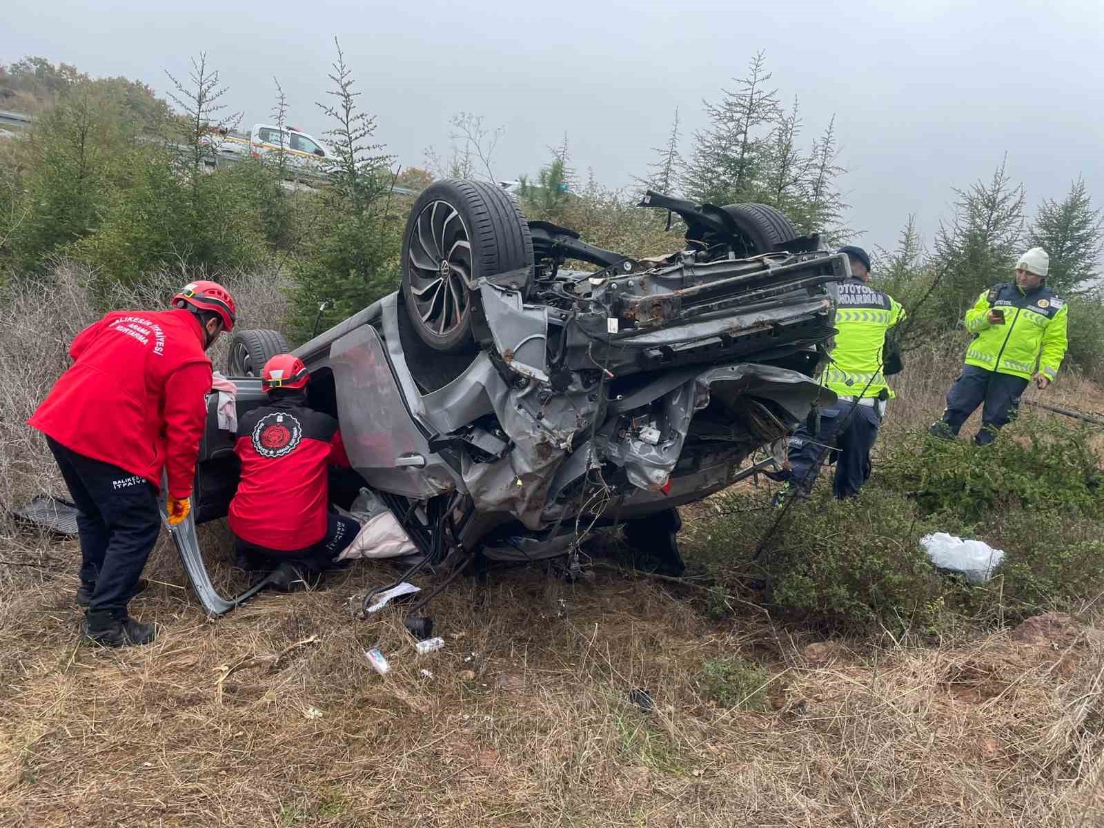 Balıkesir’de otomobil bariyerleri aşarak şarampole uçtu: 1 yaralı
