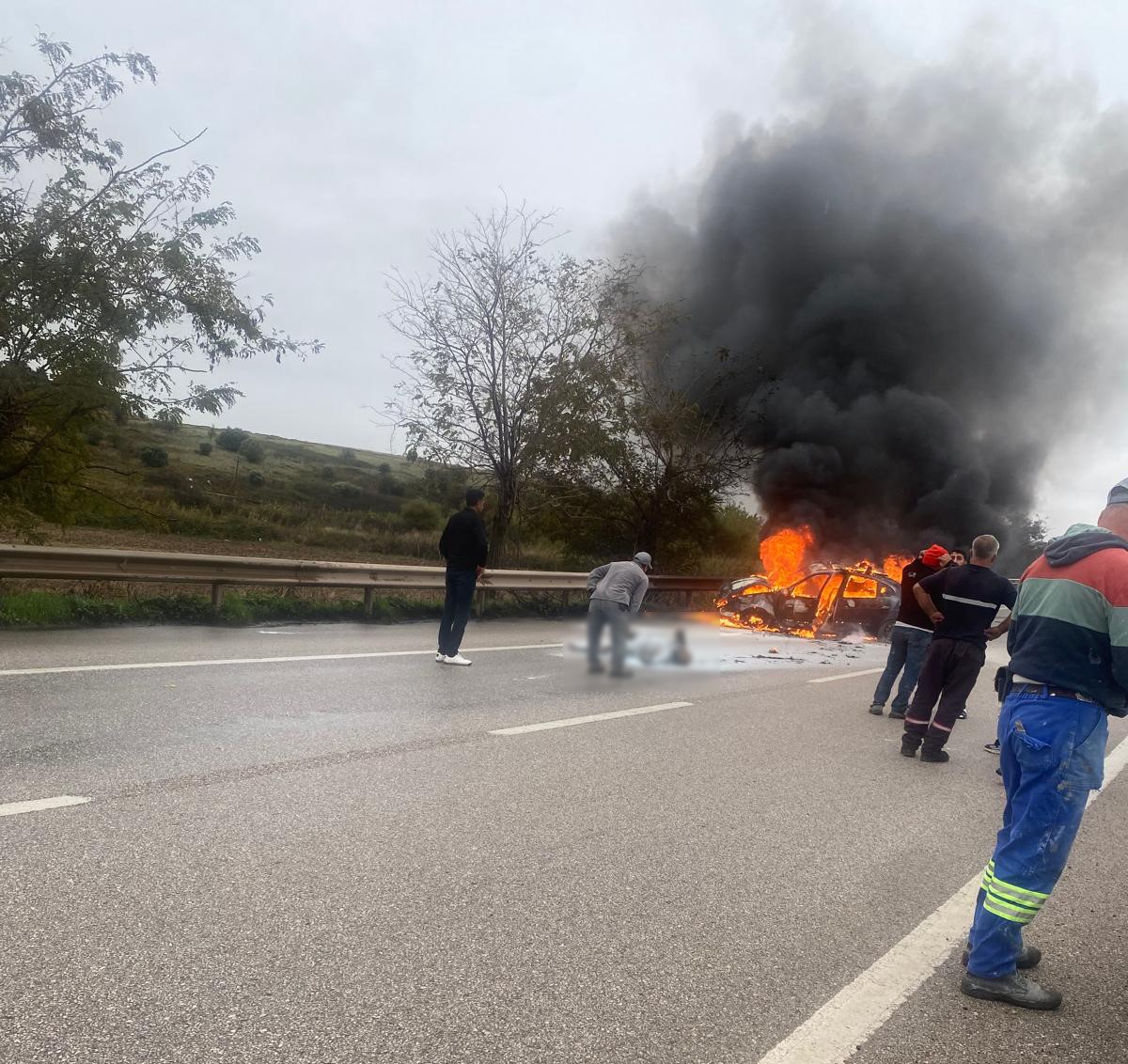 Bandırma-Çanakkale yolunda feci kaza: Araç alev aldı, 2 kişi yaralandı
