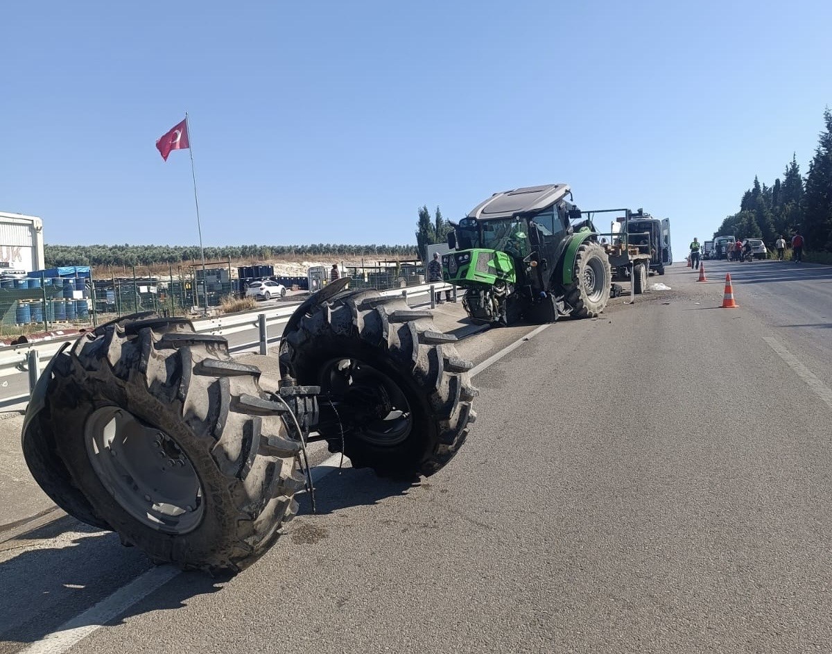 Bandırma’da kamyon traktöre çarptı
