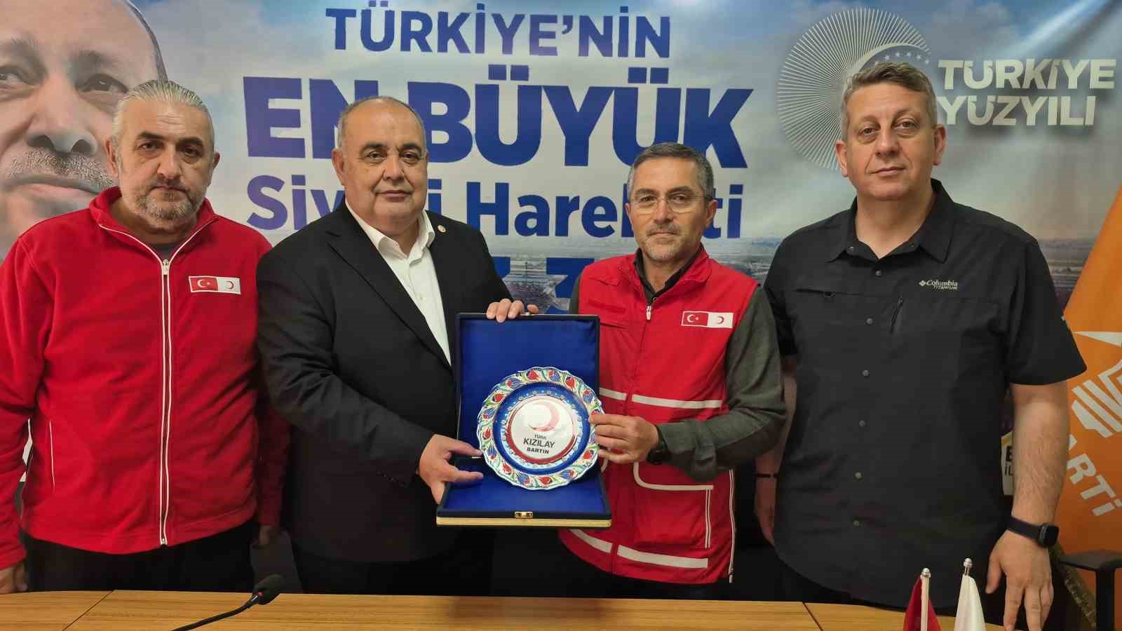 Bartın protokolü kurban bağışını Kızılay’a yaptı
