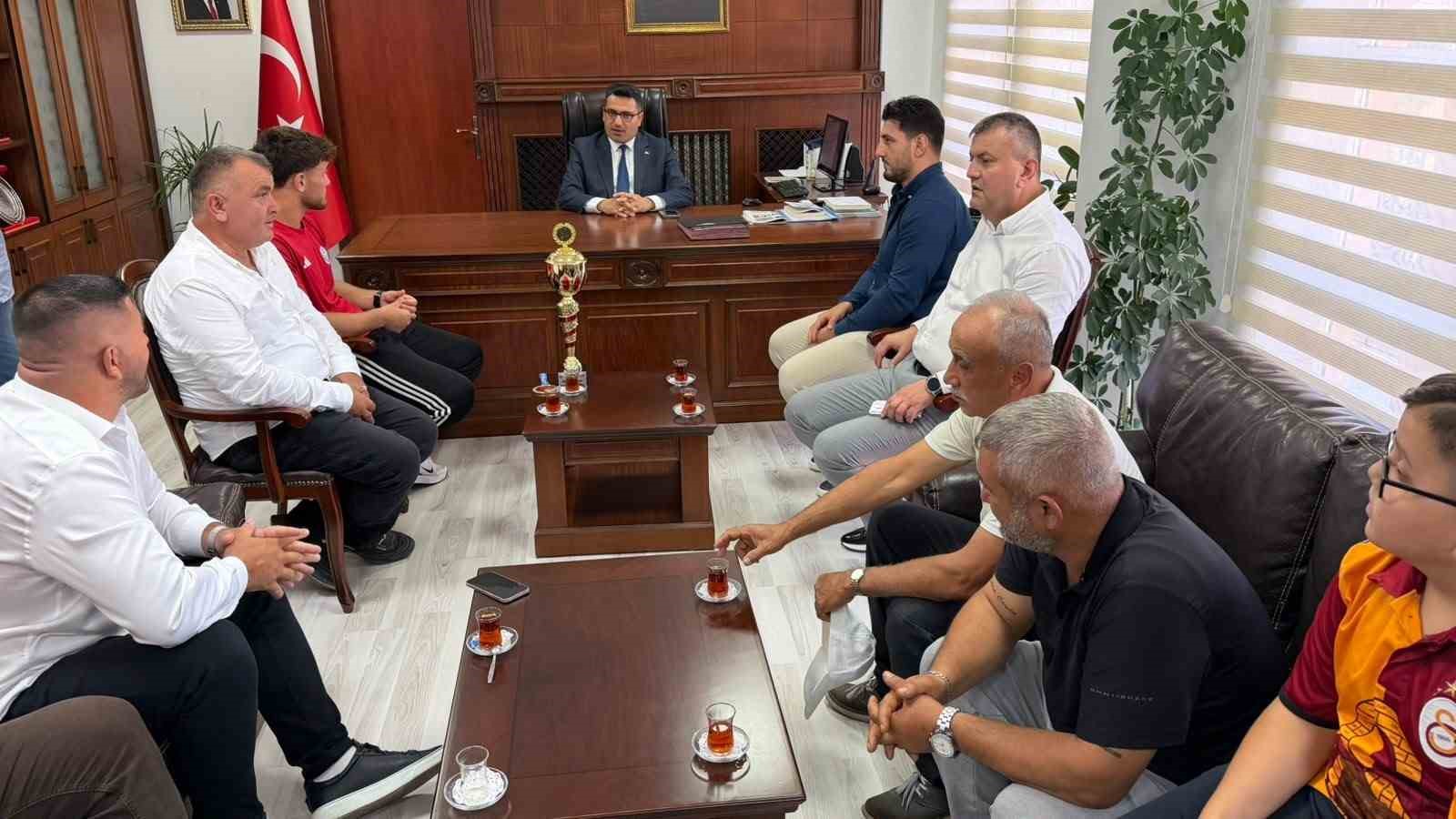 Başarılı güreşçiler Kaymakam Köksal’ı ziyaret etti
