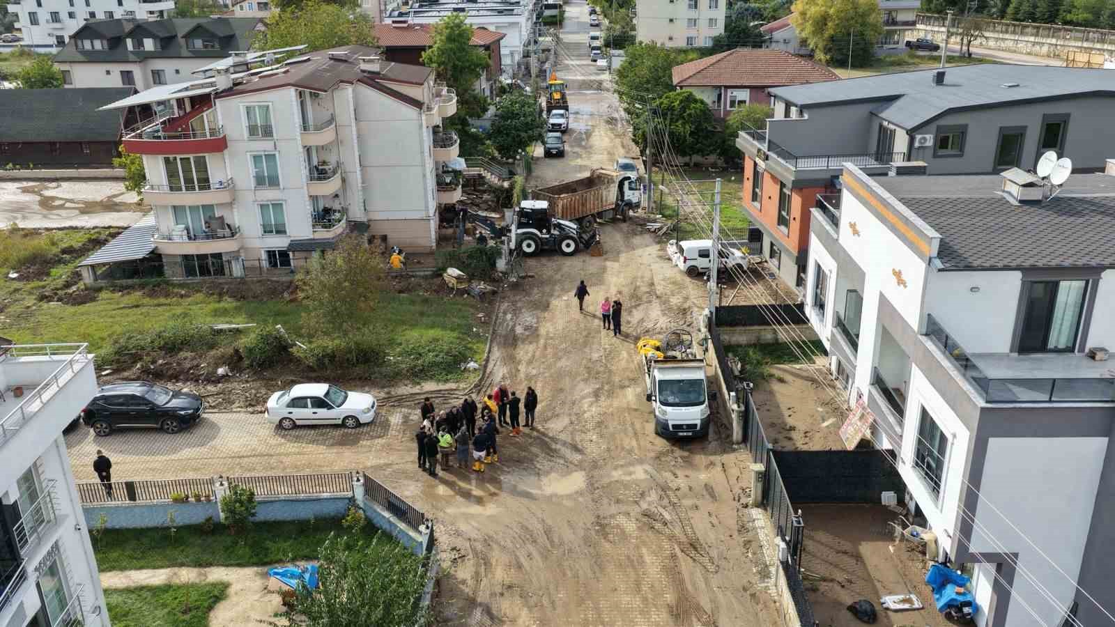 Başiskele’de selin yaraları 337 personel ve 142 araçla sarılıyor
