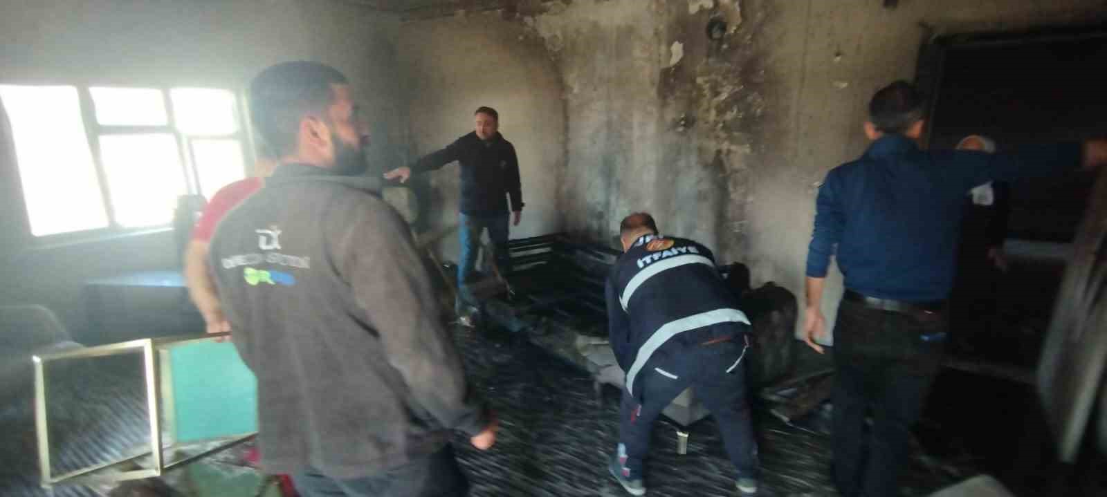 Başkale’de ev yangını

