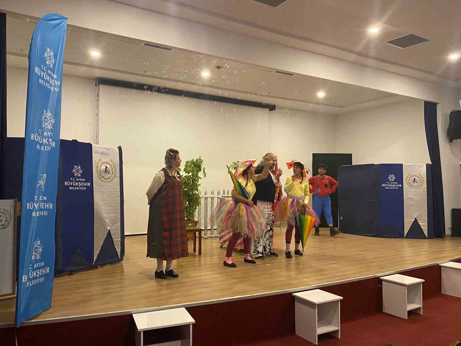 Başkan Çerçioğlu, İncirliova’da çocukları tiyatro ile buluşturdu
