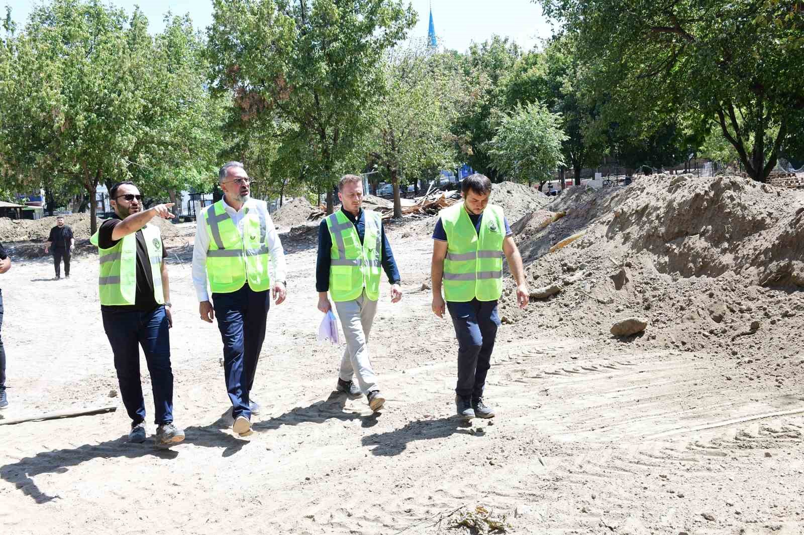 Başkan Erol, Kestel’in kalbi Aile Parkı’ndaki çalışmaları inceledi
