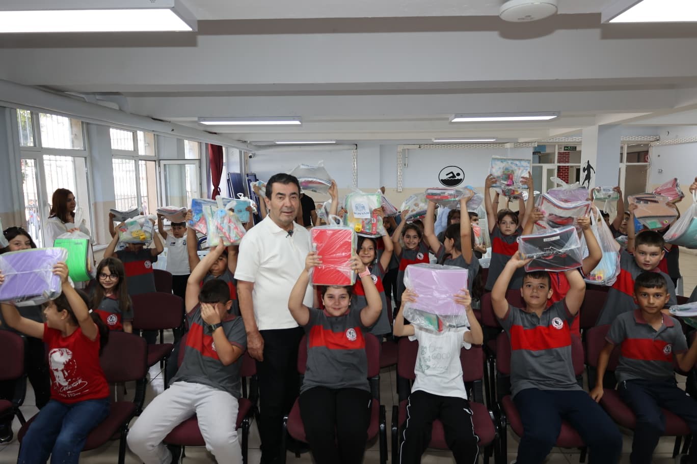 Başkan Metin’den öğrencilere kırtasiye desteği
