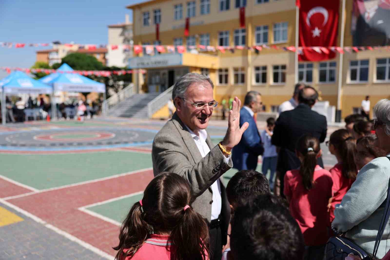 Başkan Özdoğan, öğrencilerin yeni dönem heyecanına ortak oldu
