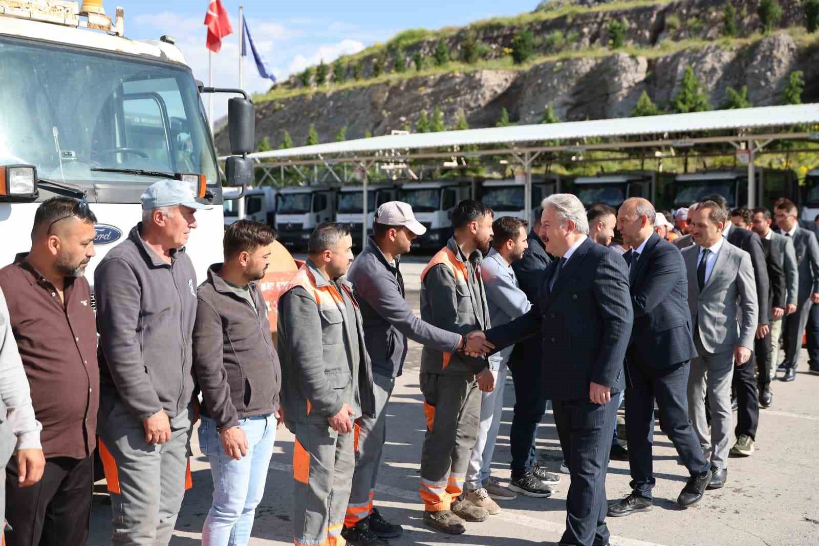 Başkan Palancıoğlu, mesaiye personel ile bayramlaşarak başladı
