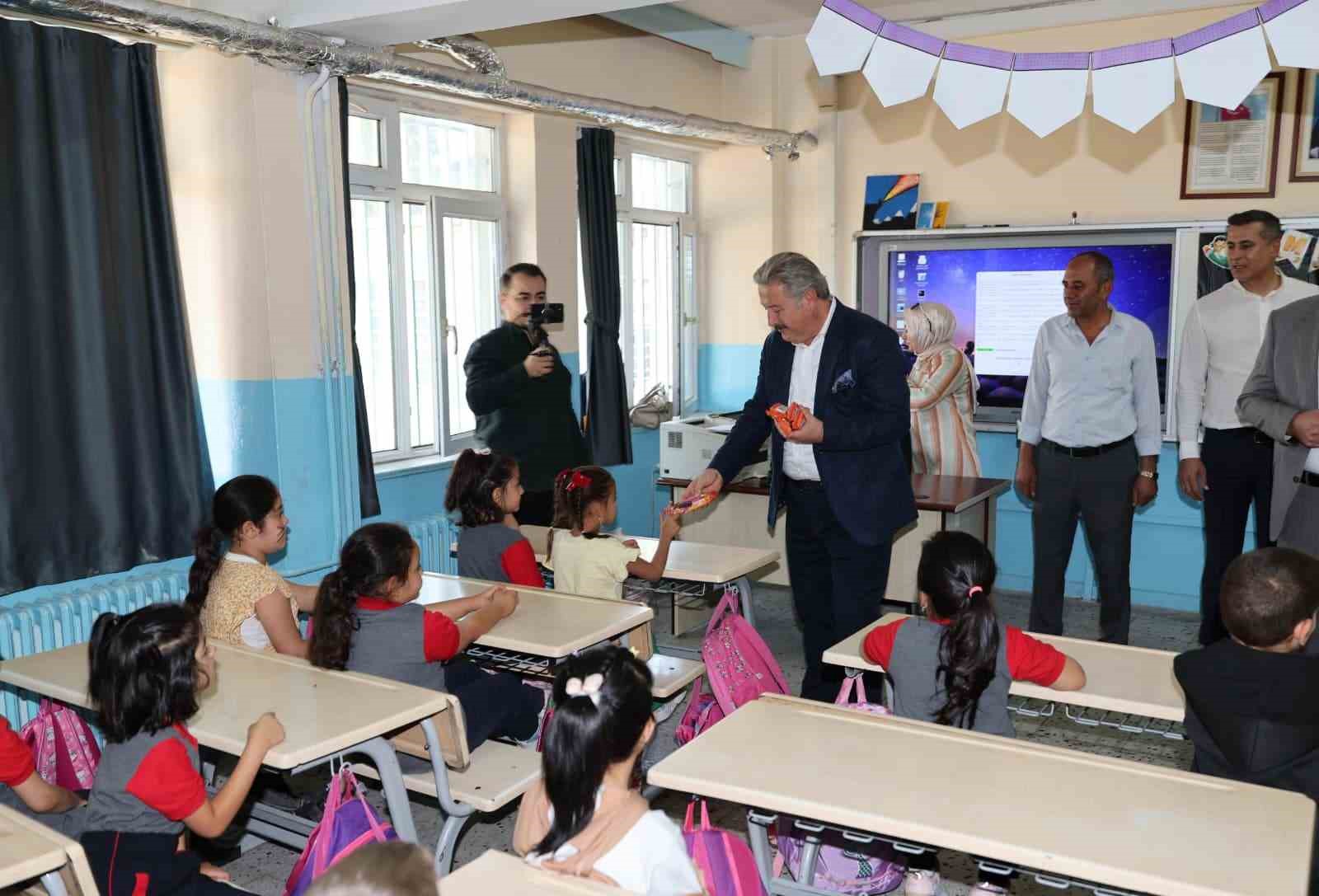 Başkan Palancıoğlu, öğrencilerin okul heyecanını paylaştı
