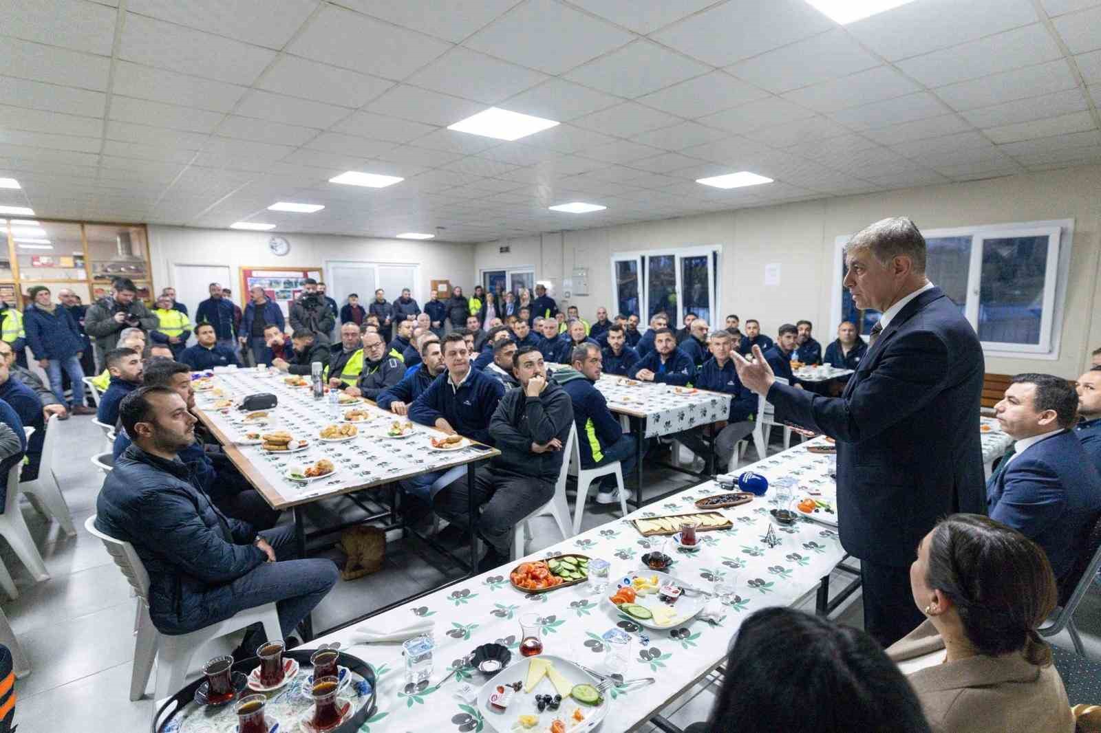Başkan Tugay, mesaiye emekçi ile başladı
