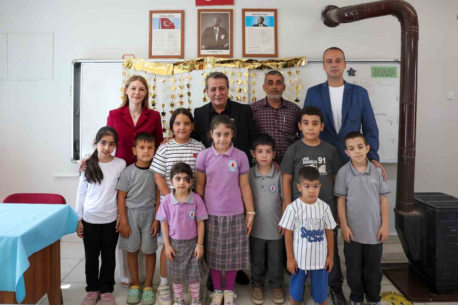Başkan Yetişkin’den minik öğrencilere ilk gün sürprizi
