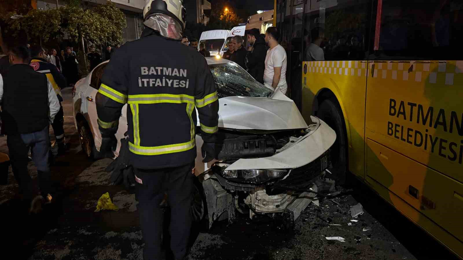 Batman’da otomobil belediye otobüsüne çarptı: 2 yaralı

