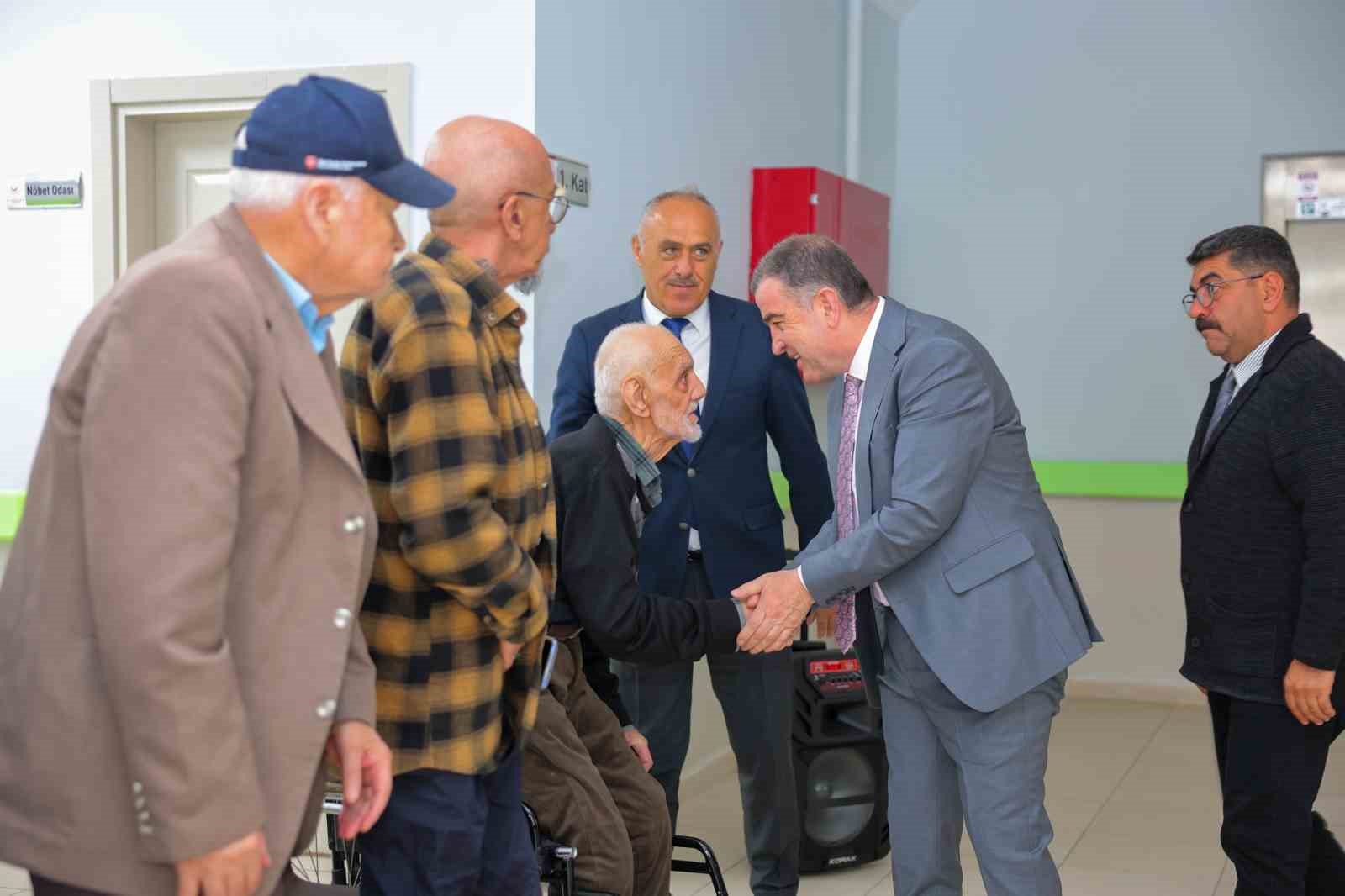 Bayburt huzurevi sakinlerine bayram ziyareti
