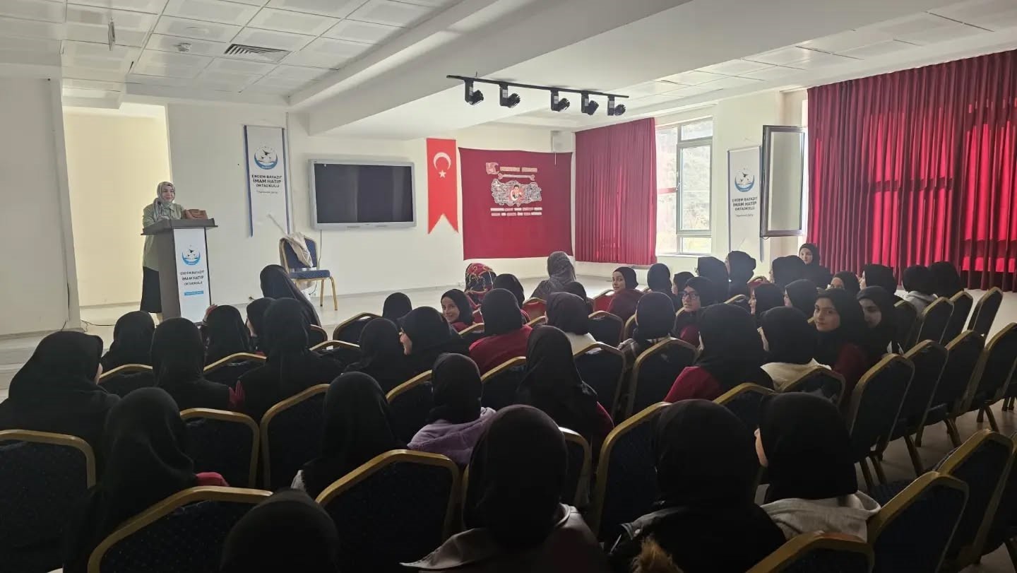 Bayburt’ta öğrencilere sabır ve tevekkülün önemi anlatıldı
